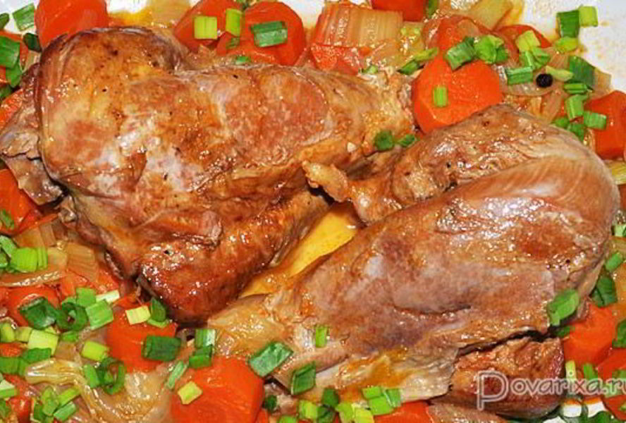 Ножки индейки, тушенные с овощами