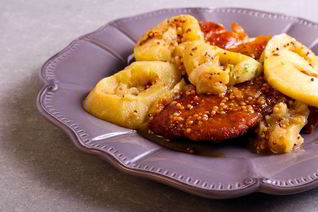 Отбивные из свинины с яблоками