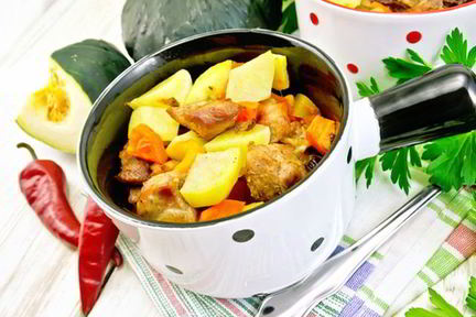 Сочная курица в горшочке с картофелем и тыквой