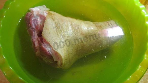 ШАГ 2. свиная рулька в пиве запеченная в духовке