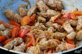 Свинина кусочками на сковороде с луком