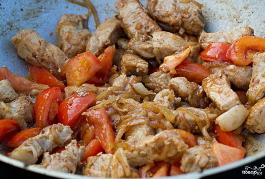 Свинина кусочками на сковороде с луком