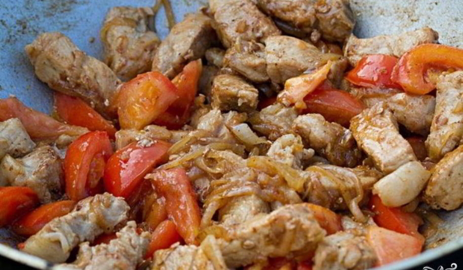 Рецепт свинина кусочками на сковороде с луком