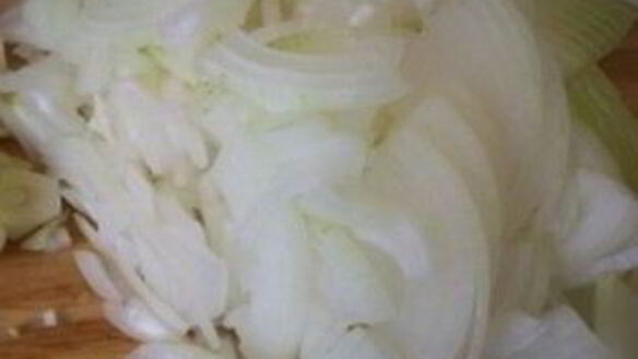 ШАГ 2. свинина кусочками на сковороде с луком