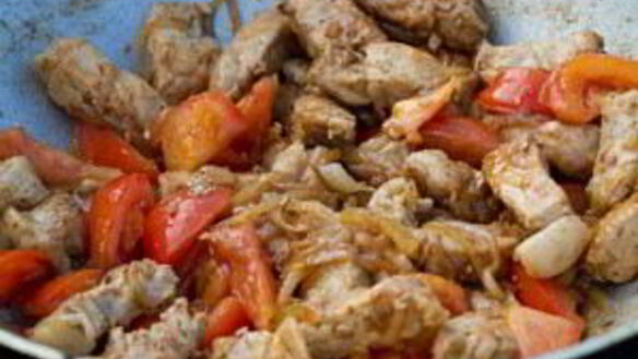 ШАГ 3. свинина кусочками на сковороде с луком