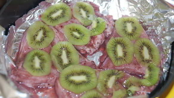 ШАГ 9. свинина под фруктовой шубкой