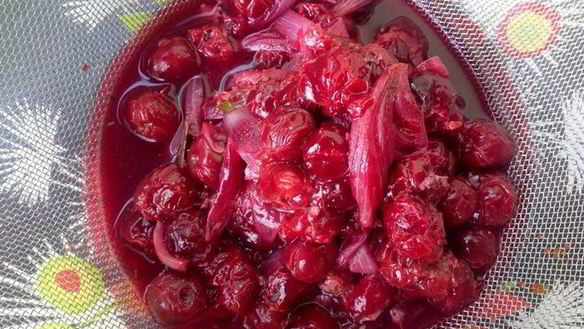 ШАГ 8. свинина под вишневым соусом