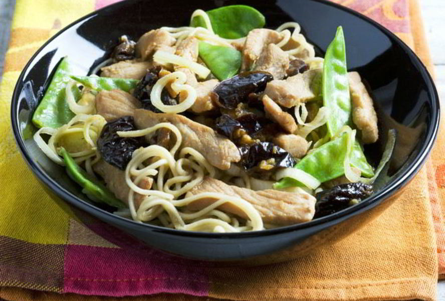 Свинина с черносливом в духовке