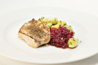 Свинина с картофелем, брюссельской капустой и луковым соусом