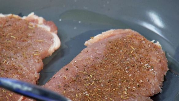 ШАГ 3. свинина с картофелем, брюссельской капустой и луковым соусом