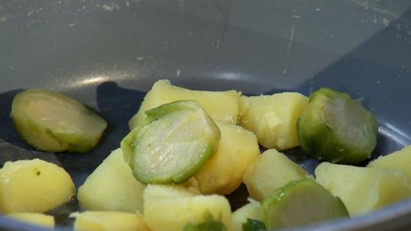 ШАГ 4. свинина с картофелем, брюссельской капустой и луковым соусом