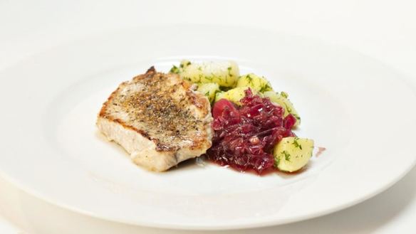 ШАГ 5. свинина с картофелем, брюссельской капустой и луковым соусом