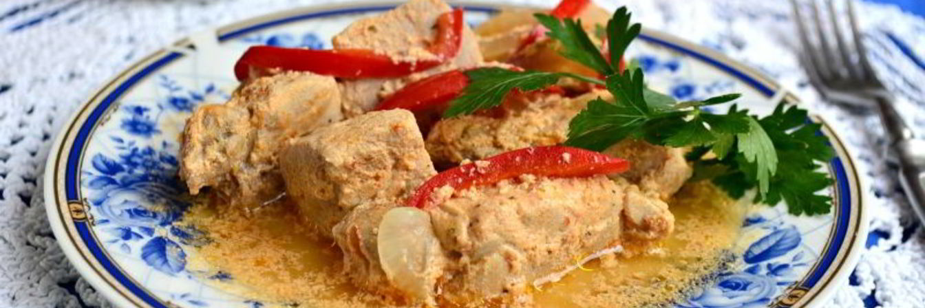 Свинина в сметанно-томатном соусе на пару