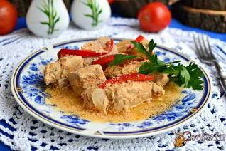 Свинина в сметанно-томатном соусе на пару