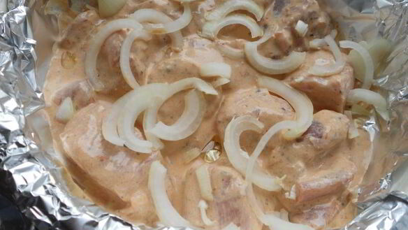 ШАГ 3. свинина в сметанно-томатном соусе на пару