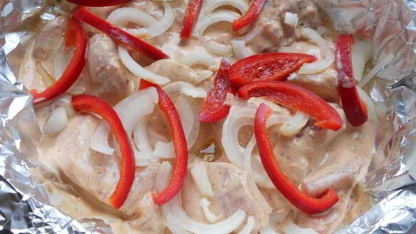 ШАГ 4. свинина в сметанно-томатном соусе на пару