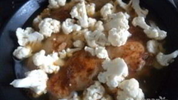 ШАГ 3. томленая курица с цветной капустой