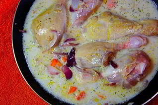 Тушеные куриные ножки с овощами в сметане