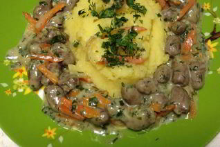 Тушеные куриные сердечки