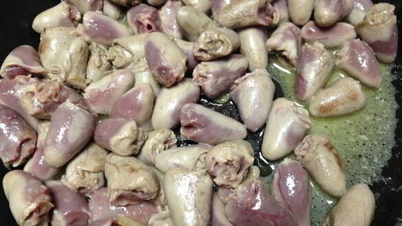 ШАГ 4. тушеные куриные сердечки