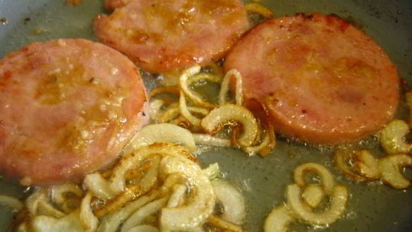 ШАГ 5. ветчина, жареная с горчицей и луком