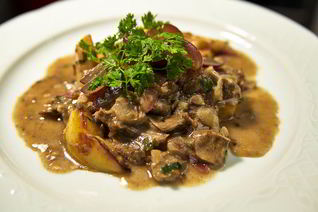 Ягненок с айвой в винном соусе