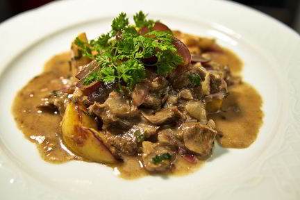 Ягненок с айвой в винном соусе