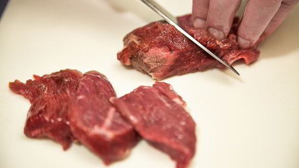 ШАГ 2. ягненок с айвой в винном соусе