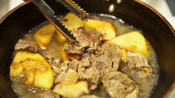 ШАГ 11. ягненок с айвой в винном соусе