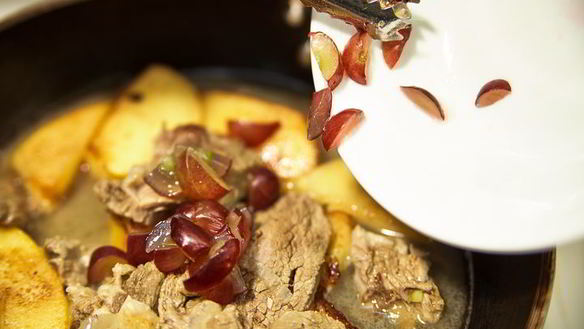 ШАГ 12. ягненок с айвой в винном соусе