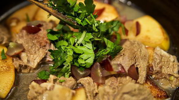 ШАГ 13. ягненок с айвой в винном соусе