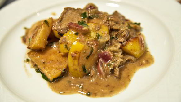 ШАГ 15. ягненок с айвой в винном соусе