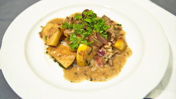 ШАГ 17. ягненок с айвой в винном соусе