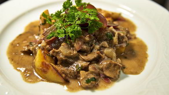 ШАГ 18. ягненок с айвой в винном соусе