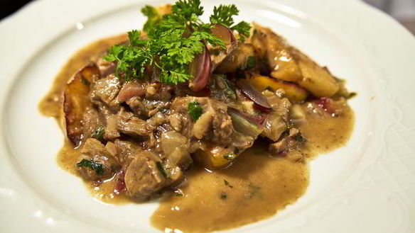 ШАГ 19. ягненок с айвой в винном соусе