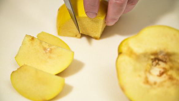 ШАГ 3. ягненок с айвой в винном соусе