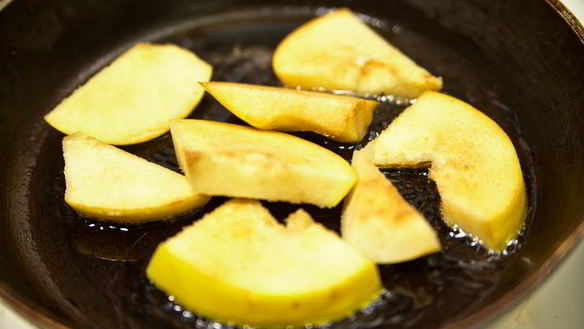 ШАГ 9. ягненок с айвой в винном соусе