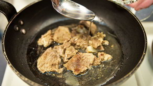 ШАГ 10. ягненок с айвой в винном соусе