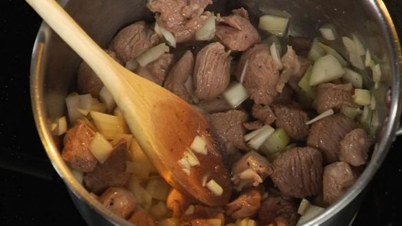 ШАГ 2. ягненок с кускусом, зернами граната и миндалем