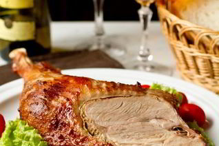 Запеченная ножка индейки в пряном маринаде