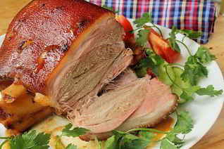 Запеченная свиная рулька с лимоном