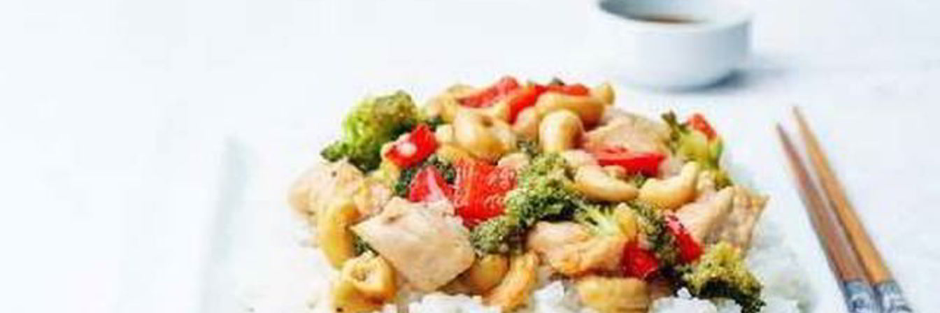 Жареная курица с овощами и орехами кешью