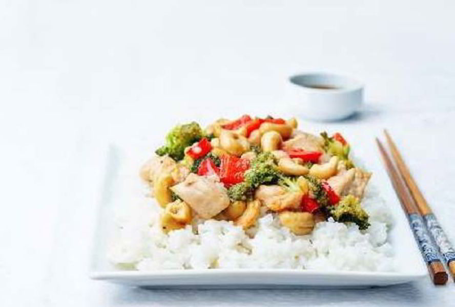 Жареная курица с овощами и орехами кешью