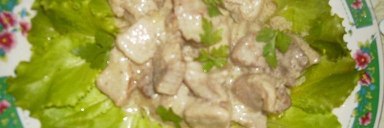 Жареная свинина с луком и сметаной