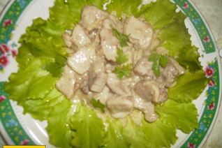 Жареная свинина с луком и сметаной