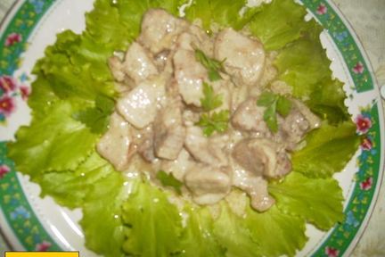 Жареная свинина с луком и сметаной