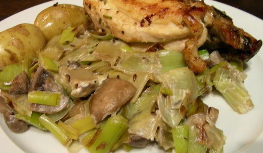 Рецепт нежный гарнир из лука-порея и грибов с маскарпоне