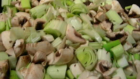 ШАГ 4. нежный гарнир из лука-порея и грибов с маскарпоне