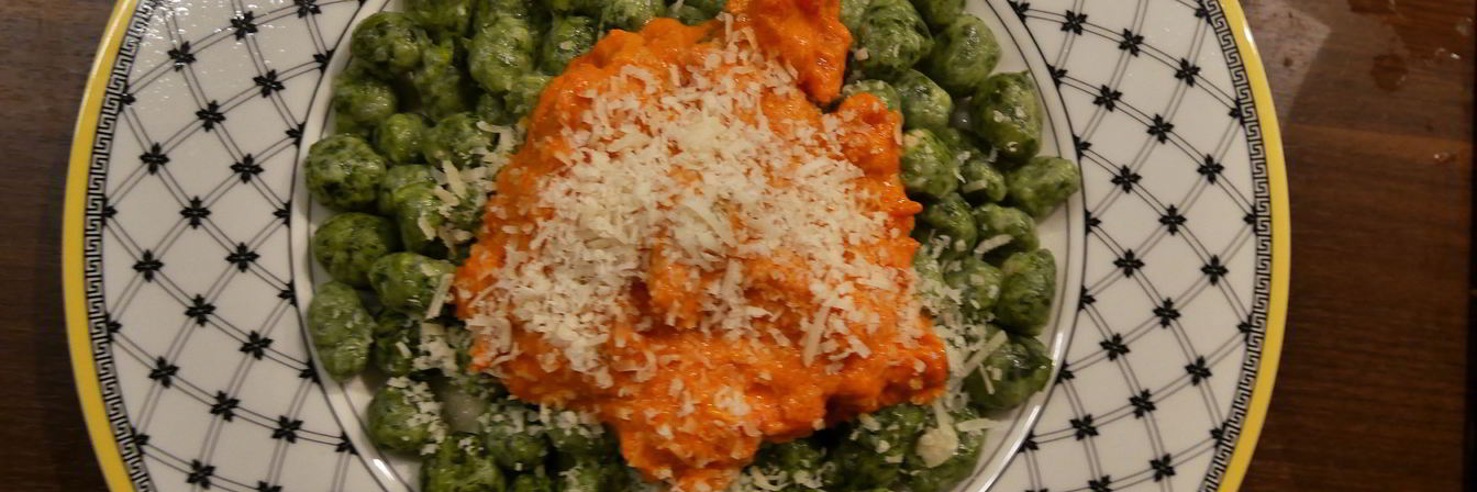 Ньокки из шпината и рикотты с томатным соусом