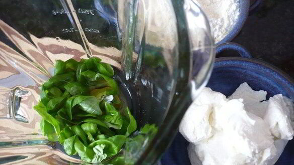 ШАГ 2. ньокки с базиликом под соусом из грецкого ореха